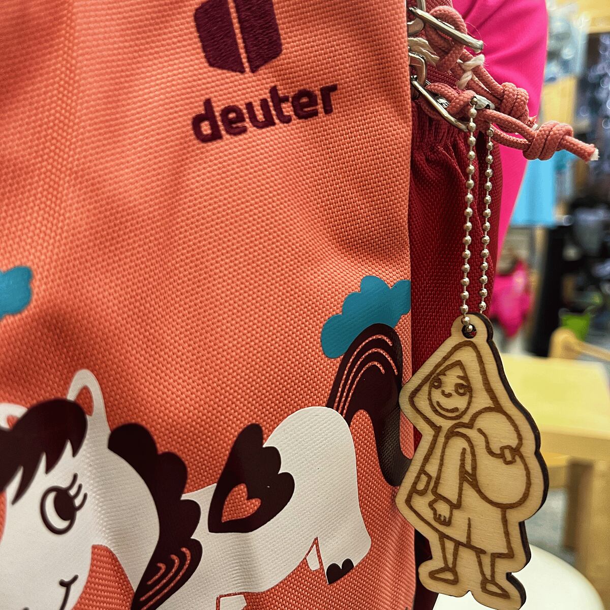 Promaledobrodruhy Dřevěný přívěsek na batoh nebo klíče Promaledobrodruhy.cz - Batůžkář