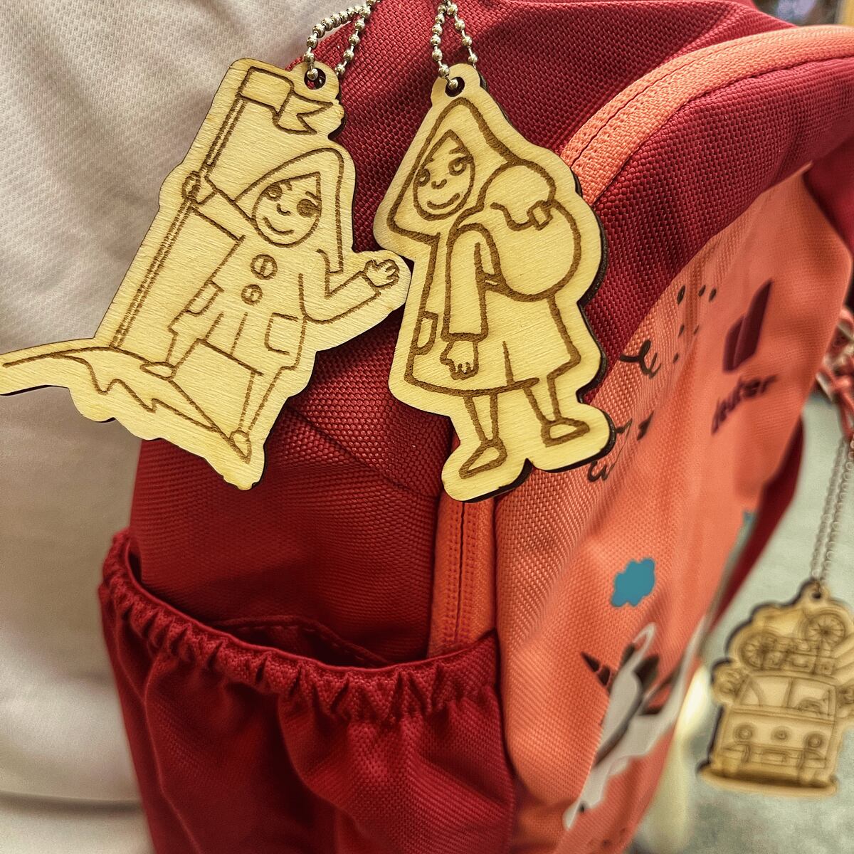 Promaledobrodruhy Dřevěný přívěsek na batoh nebo klíče Promaledobrodruhy.cz - Batůžkář