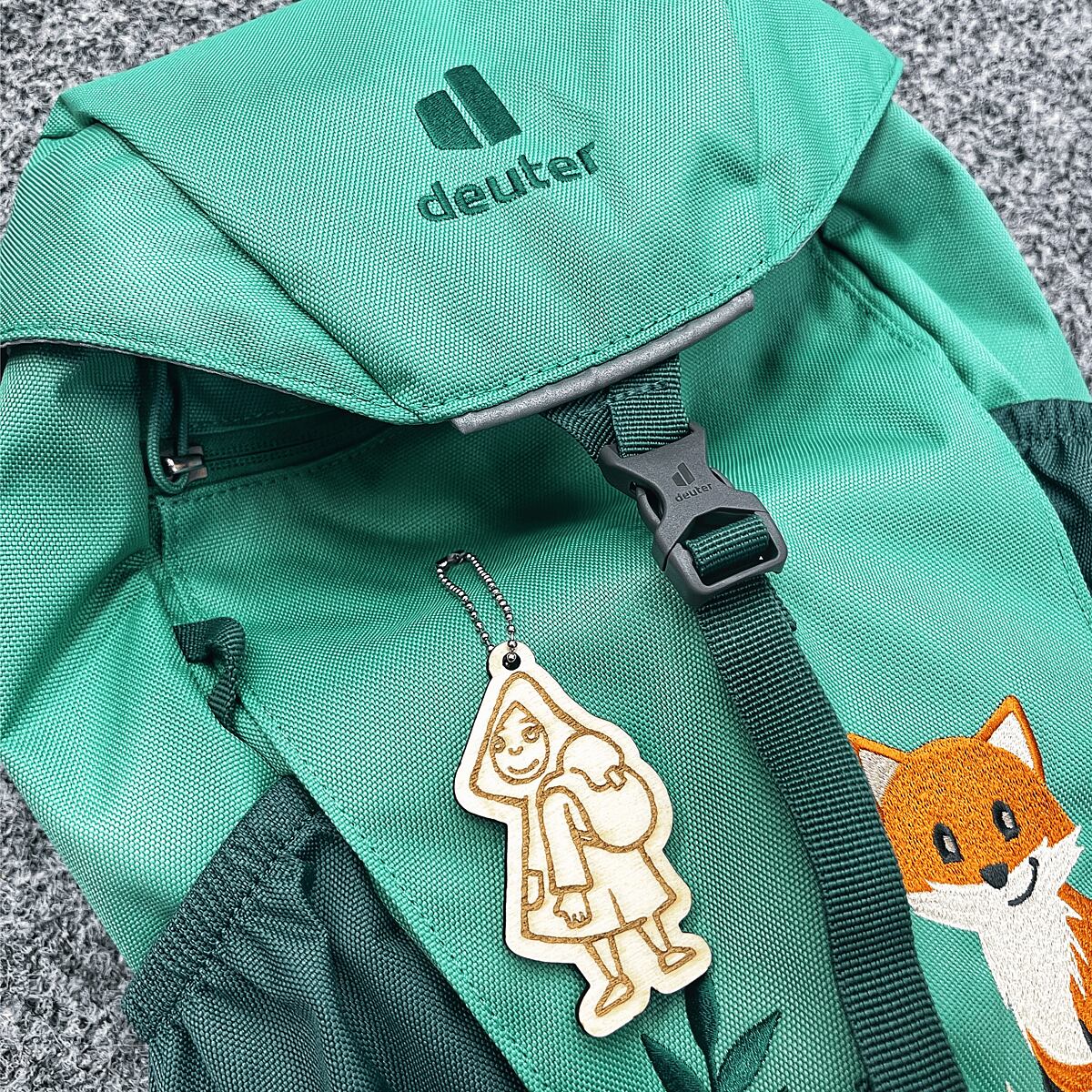 Promaledobrodruhy Dřevěný přívěsek na batoh nebo klíče Promaledobrodruhy.cz - Batůžkář